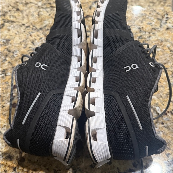 On Running women’s Black and White Athletic Shoes size 10 - Picture 4 of 6